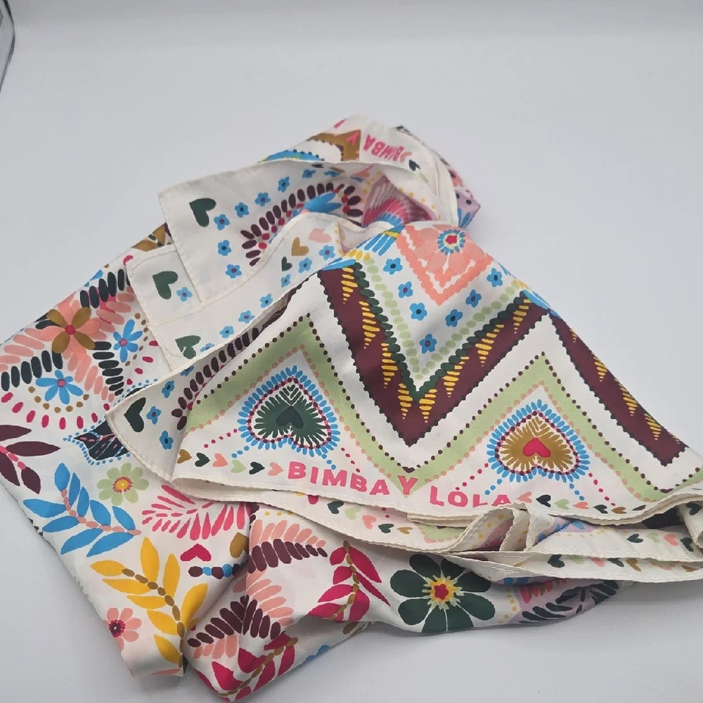 BIMBA Multicolor Heart Motif Silk-Feel Scarf
